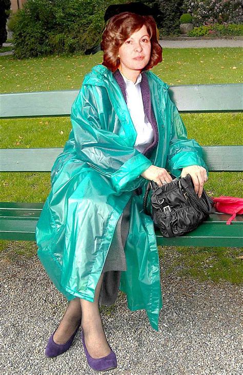 Im Grünem Regenmantel Auf Der Grünen Bank Regenmantel Damen Regenmäntel Regenkleidung