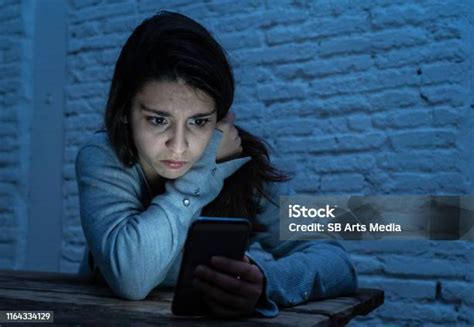 Potret Dramatis Wanita Muda Yang Ketakutan Sedih Di Ponsel Pintar Yang Menderita Perundungan Dan