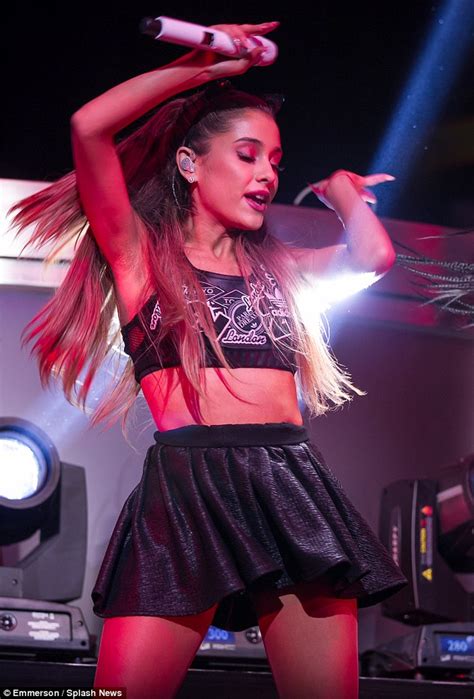 Game On Ariana Grande Shows Off Toned Stomach In Leather Bra And Mini