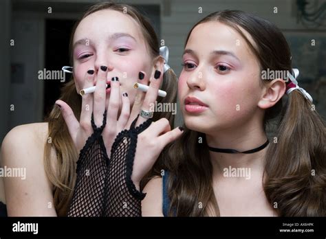 Stock Foto Von Zwei Pre Teen Mädchen Gekleidet In Gothic Punk Stil