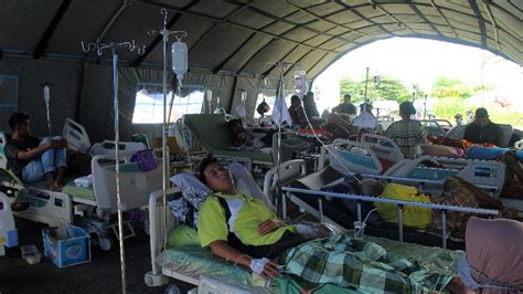 Koleksi video gempa sulbar terbaru. Dampak Gempa Sulbar: Pasien Dievakuasi ke RS Darurat, Stok APD Menipis