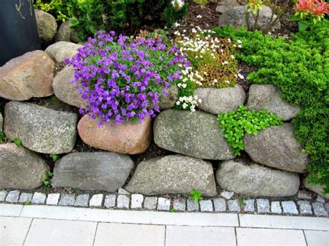 Granit steine deko garten steine kugel. Gartenarbeit Ideen: Findlinge für eine Steinmauer ...