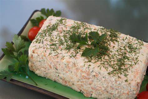 In a small bowl, mix the reserved salmon liquid with the gelatine and let stand in a pan with hot water until gelatine is dissolved. Lindaraxa: Salmon Mousse