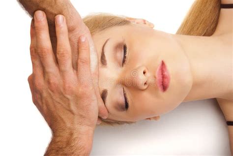 mulher brilhante nova que recebe a massagem principal foto de stock imagem de massagem calma