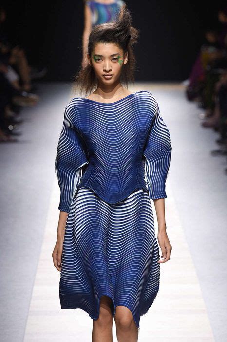 Le site d'information des professionnels de la mode, du luxe et de la beauté. Issey Miyake Printemps/Eté 2016, Womenswear - Défilés ...