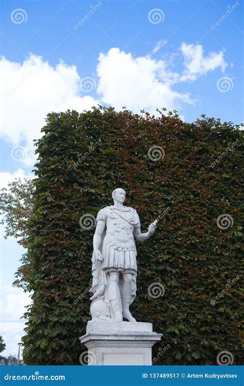 Statue De Gaius Julius Caesar Roman Emperor En Parc De Tuileries
