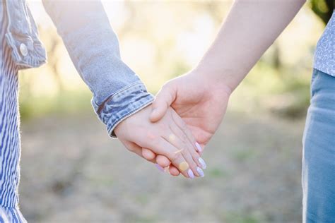Heres How To Hold Hands When To Go For It And What It Means