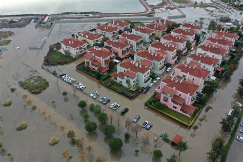Két ember eltűnt a törökországi áradásokban - Köpönyeg