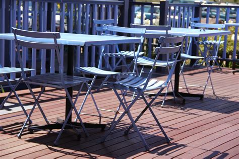 무료 이미지 표 카페 목재 의자 좌석 푸른 가구 방 테라스 비어 가든 식탁 정원 테이블 옥외 구조물