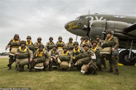 30 Dakotas Fly From Raf Duxford For 75th D Day Anniversary Daily Mail