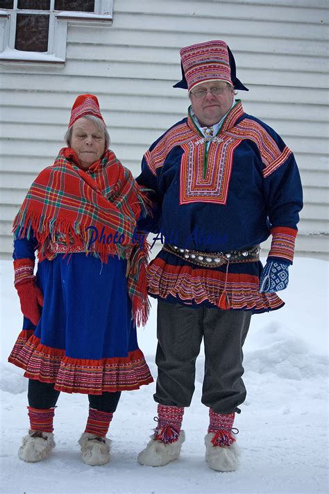 Sukulaiset Kirkkotiellä Inarissa Saamelaisten Itsenäisyys Päivänä V 2010 Folk Clothing Sami