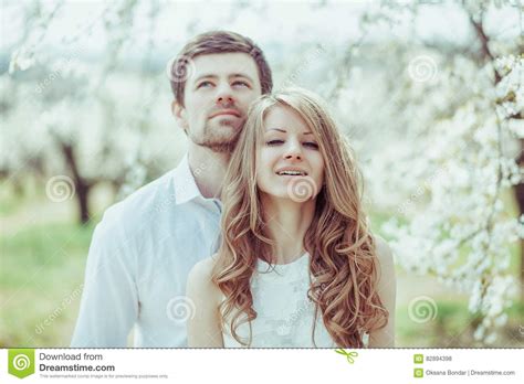 Jeunes Couples Heureux Dans L Amour Dehors Homme Et Femme Affectueux Sur Une Promenade Au Parc