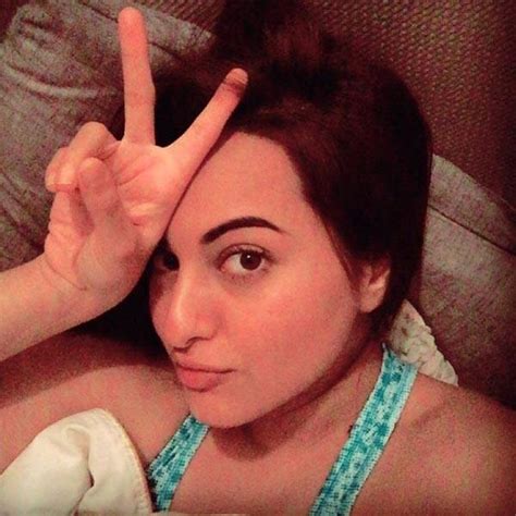 Why Sonakshi Sinha Deserves To Win The Selfie Queen Award At Bollywoodlife Film Awards