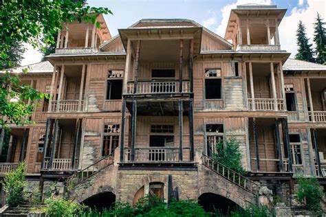 Exploring Abandoned Mansions On Youtube Will Fulfill The Explorer In You