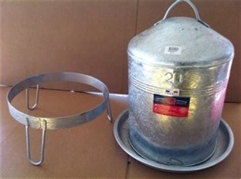 Un principe à retenir est que les gallinacées nécessitent deux fois plus d'eau que d'aliment. TREPIED pour abreuvoir galva 10 Litres - La Lapinière