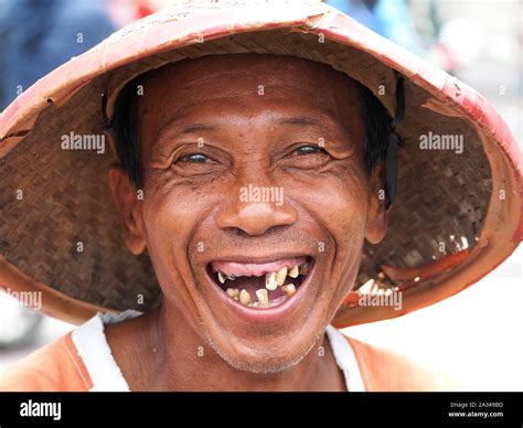 Smiling Old Man Missing Teeth Hi Res Stock Photography And Images Alamy