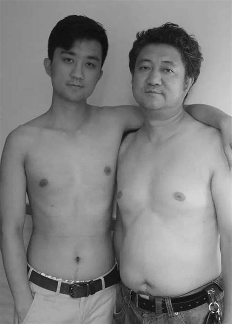 Padre E Hijo Se Toman Fotos En La Misma Pose Durante 28 Años