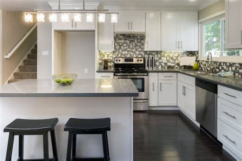 Large country style kitchen with a vaulted ceiling with a single beam, pendant lighting and hardwood flooring, along with a center island with a breakfast bar. 20 Beautiful And Modern L-Shaped Kitchen Layouts - Housely
