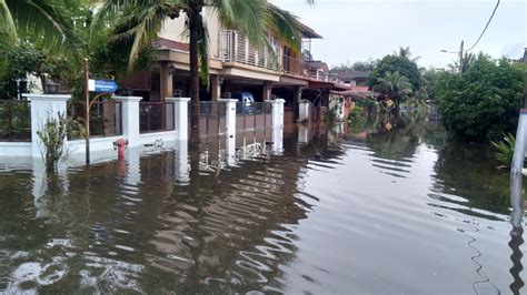 Hampir 70 Rumah Dilanda Banjir Kilat Youtube