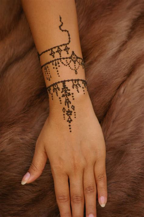 Black simple henna sun tattoo on wrist. 40 Cool Henna Tattoos Designs 2020 - Temporary Tattoos For ...