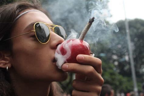 10 Reasons Why Girls Who Smoke Weed Make Perfect Girlfriends Sociedelic