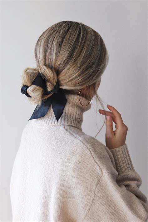 Make a simple loop out of your pony, use an elastic to hold the loop in place. Easy Fall Hairstyles, Hair Trends 2018 - Alex Gaboury