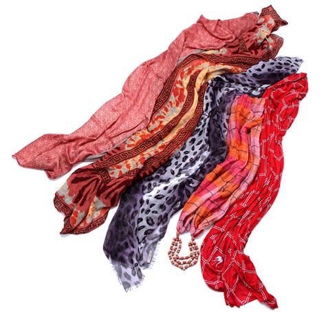 Scarves Succeed As The Ultimate Fashion Multitaskers The New York Times