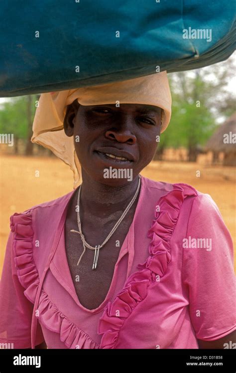 1 uno de zimbabwe mujer mujer adulta contacto con los ojos la cabeza y los hombros retrato