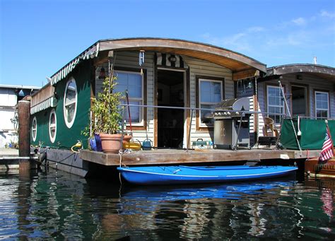 How To Live On A Houseboat Floating House Houseboat Living Water House