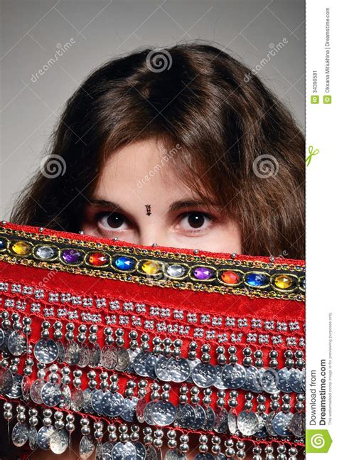 Kaukasische Frau Unter Dem Orientalischen Schal Stockbild Bild Von Jung Arabisch 34390581