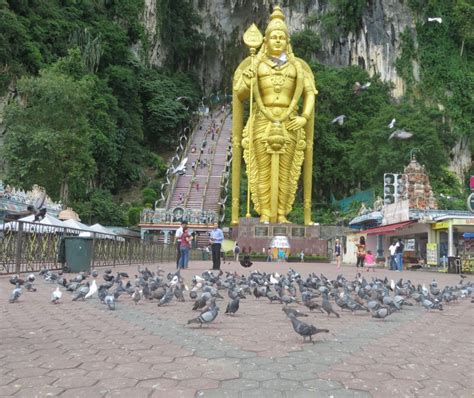 It is located approximately 13 kilometres north of kuala lumpur and can be easily accessed by car, train or bus. Die Batu Caves, Murugans Höhlen in Kuala Lumpur | Rapunzel ...
