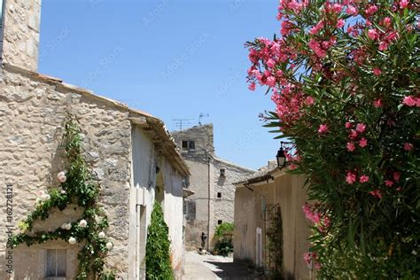 Joucaspetit Village De Provence Dans Le Luberonvaucluse Stock Foto