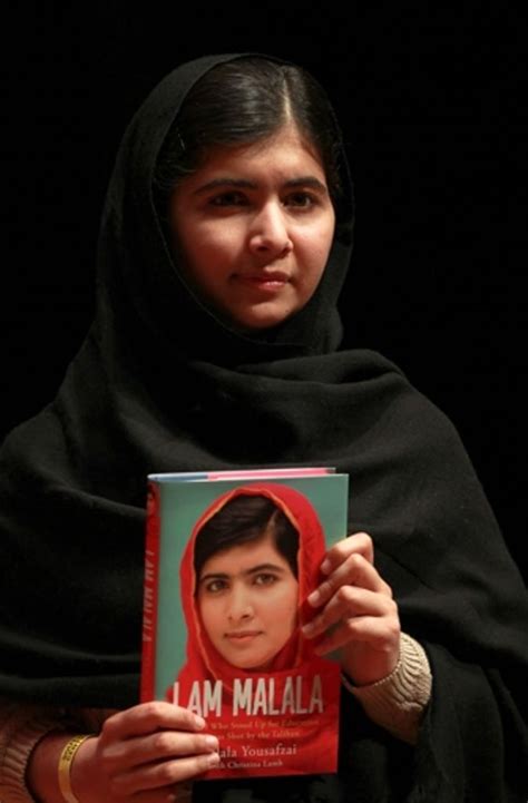 Pakistani teenager malala yousafzai was shot in the head by the taliban in october 2012 for campaigning for girls' rights to go to school. Malala Yousafzai ist zum Vorbild vieler junger Frauen in ...
