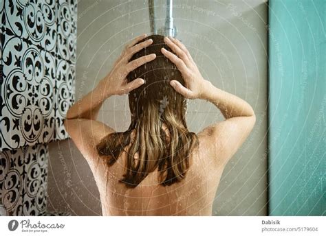 R Ckansicht Einer Frau Beim Duschen Im Badezimmer Ein Lizenzfreies