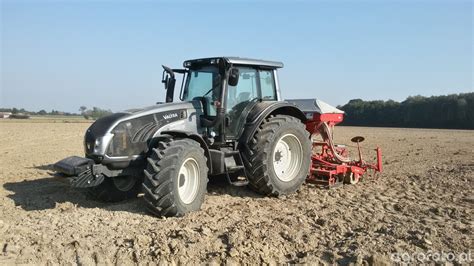 Zdjęcie traktor Valtra T133 & Kverneland Accord #528977 - Galeria rolnicza agrofoto