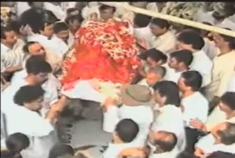 मौत के बाद दुल्हन की तरह सजाई गई थीं दिव्या भारती पहली बार देखें अंतिम संस्कार के समय की
