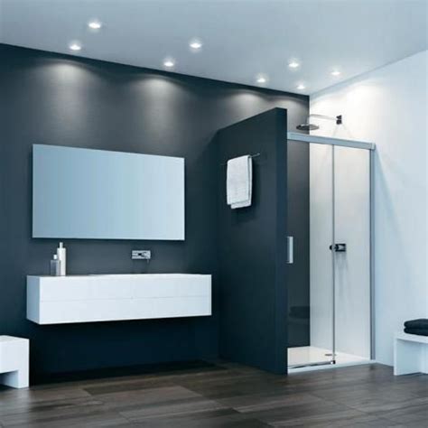 Verstärken kann man diesen effekt natürlich mit der richtigen beleuchtung und großen spiegeln. Innenliegendes Badezimmer: Bad ohne Fenster einrichten ...