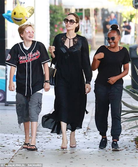 Angelina Jolie Goes Shopping In La With Daughters Shiloh 12 And