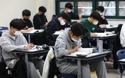 South Korean Students Sue Government After Teacher Ends Nine Hour Exam