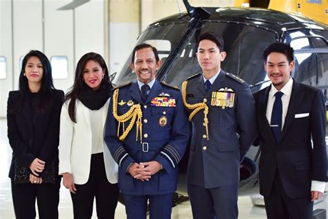 Putera mateen dilahirkan pada 10 ogos 1991 dan merupakan anak kesepuluh sultan haji hassanal bolkiah mu'izzaddin waddaulah dengan bekas isteri keduanya, hajah mariam aziz. Prince Mateen cleared for takeoff - The Scoop