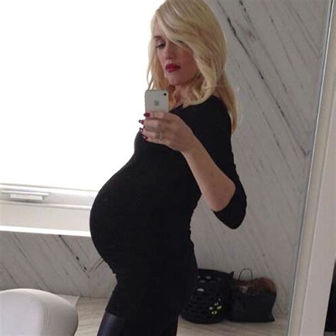 Pregnant Gwen Stefani Snaps A Selfie Of Her Baby Bump E Online