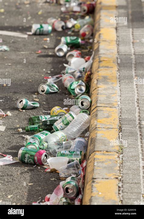 Latas De Cerveza Y Vasos De Plástico En La Calle Fuera De Estadio De