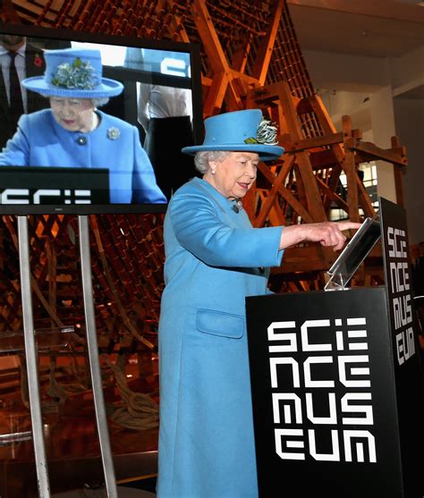 Queen Sends First Tweet Signed Elizabeth R The Daily Universe
