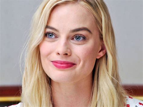 Desktop Wallpaper Margot Robbie Blonde Smiling Face Hd Image