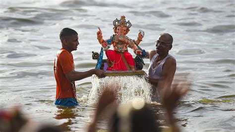 Ganpati Visarjan More Than 48000 Idols Immersed In Mumbai On 6th Day
