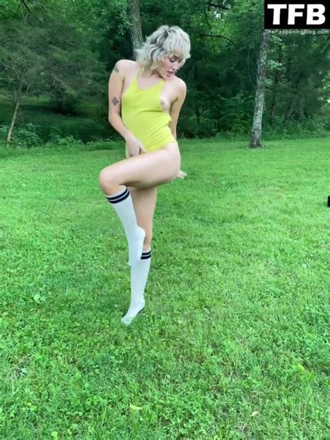 Miley Cyrus Flashes Her Nude Tit 5 Pics Video Thefappening