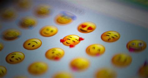 Nova Teoria Sobre O Real Significado Dos Emojis No Whatsapp Muito Curioso