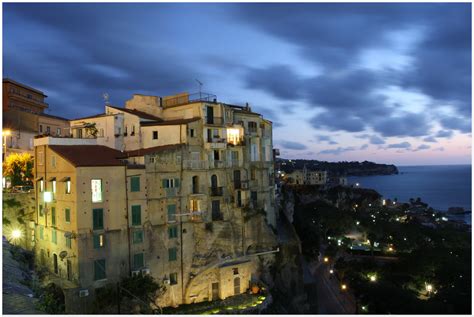 Here's what to see and do on your vacation to tropea, italy. Tropea (Kalabrien) bei Abenddämmerung Foto & Bild ...