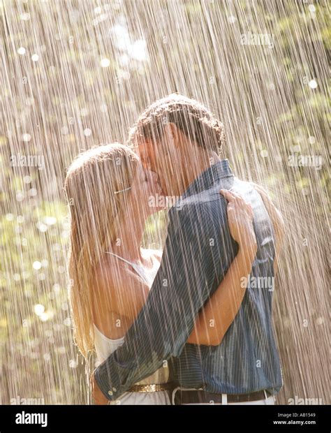 romantisches paar küssen im regen stockfoto bild 726345 alamy