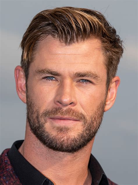 Chris hemsworth is known for portraying marvel comic book hero thor in the film series of the same name, and for his starring roles in 'snow white and the huntsman' and 'rush.' Chris Hemsworth - AlloCiné